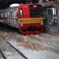 Akibat Genangan Air Jalur Perjalanan KRL Hari Ini Berubah