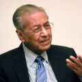 Mahathir Mohamad Minta Trump Mengundurkan Diri Untuk Menyelamatkan Amerika