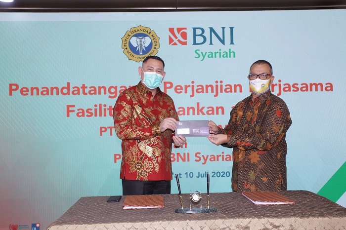 Foto 2 Penyerahan Hasanah Card BNI Syariah ke PIM