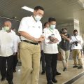 Menteri Pertanian (Mentan) Syahrul Yasin Limpo bersama Menteri Koordinator Bidang Kemaritiman dan Investasi Luhut Binsar Pandjaitan usai ditemui Menko Maritim di ruang kerja Menteri Pertanian, di Ragunan Jakarta Selatan.