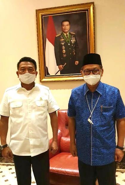 21-Moeldoko_Foto Utama Gandeng (1)