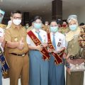 Simbolis Gubernur Serahkan Beasiswa, Insentif, dan BOS