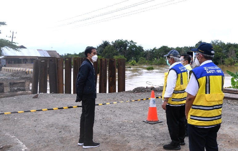 JOKOWI-PENINJAUAN-BANJIR-2