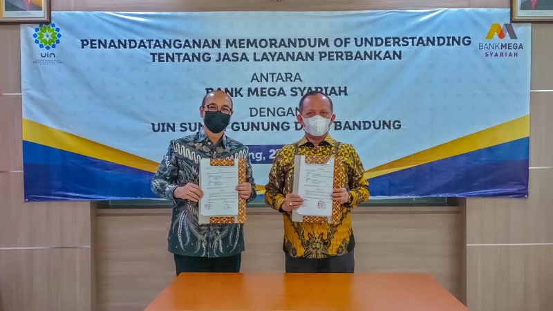 Rektor UIN Sunan Gunung Djati Bandung, Prof. Dr. H. Mahmud, M.Si dengan Direktur Bank Mega Syariah, Slamet Riyadi saat MoU antara UIN SGD dengan Bank Mega Syariah - keuanganonline