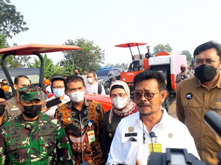 Menteri Pertanian Syahrul Yasin Limpo (Mentan SYL) bersama Anggota Komisi IV DPR RI, Ono Surono dan Bupati Indramayu, Nina Agustina