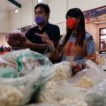 Murah dan Berkualitas, Ita Purnamasari Antusias Belanja di Pasar Mitra Tani
