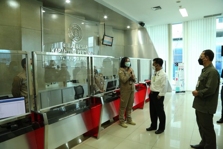 Menteri Pertanian, Syahrul Yasin Limpo saat melakukan sidak ke Tempat Pemeriksaan Karantina (TPK) Graha Segara, Pelabuhan Tanjung Priok, Jakarta (30/4).