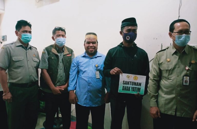 Kementerian Pertanian dan Yayasan Tebar Amal Shaleh (YTAS) menyerahkan santunan kepada anak-anak yatim binaan YTAS.