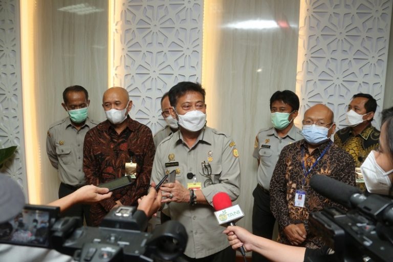 Menteri Pertanian, Syahrul Yasin Limpo dan Menteri Koperasi dan Usaha Kecil Menengah, Teten Masduki bersama Rektor Institut Pertanian Bogor (IPB) yang diwakili oleh Dekan Fakultas Pertanian, Sugiyanta