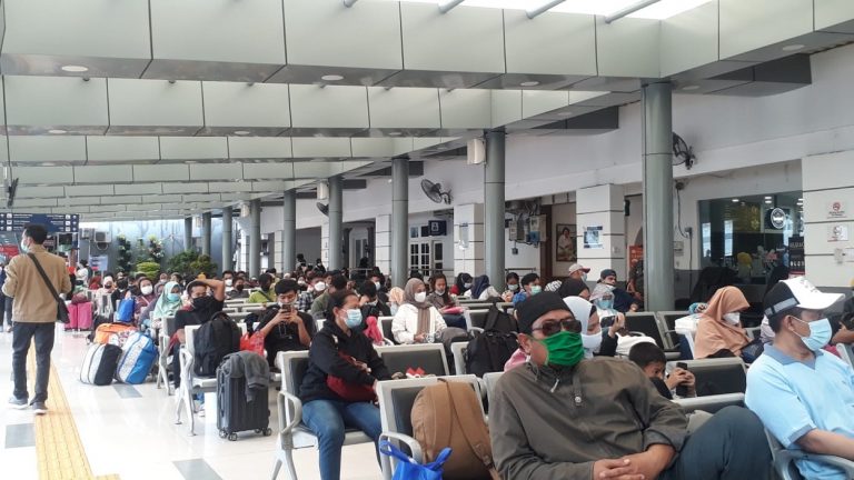 Antrian penumpang di Stasiun KAI Pasar Senen