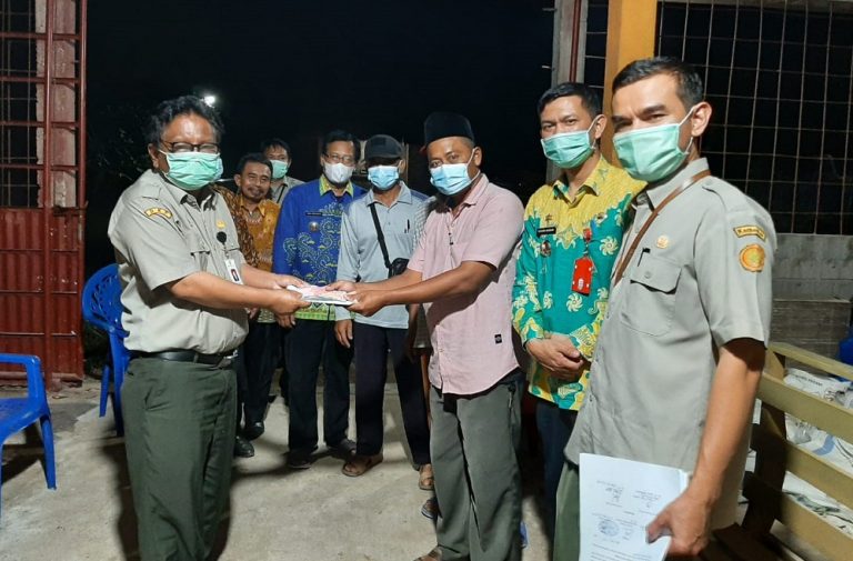Kepala Pusat Distribusi dan Akses Pangan Risfaheri yang memimpin rombongan memberikan bantuan subsidi