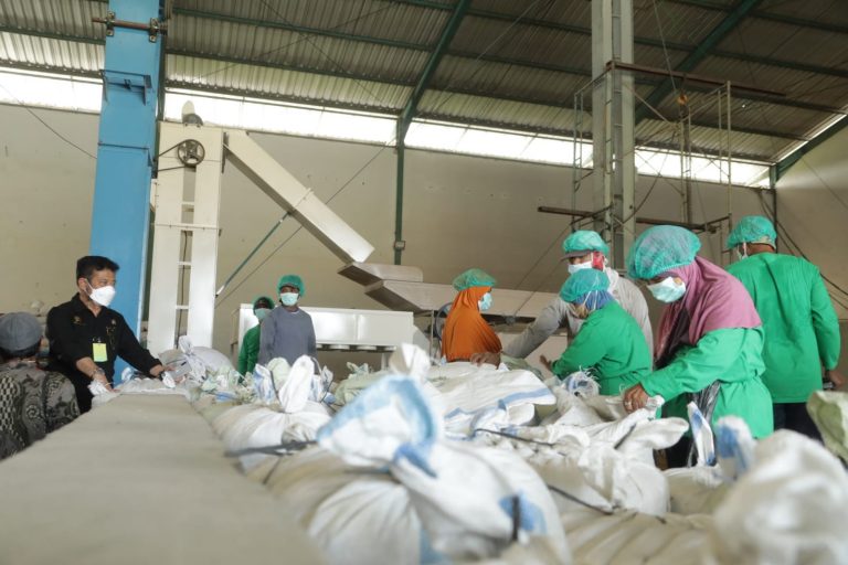 Menteri Pertanian (Mentan) Syahrul Yasin Limpo meninjau produksi padi di Rice milling Unit (RMU) Desa Toyogo, Kecamatan Sambungmacan, Kabupaten Sragen, Jawa Tengah