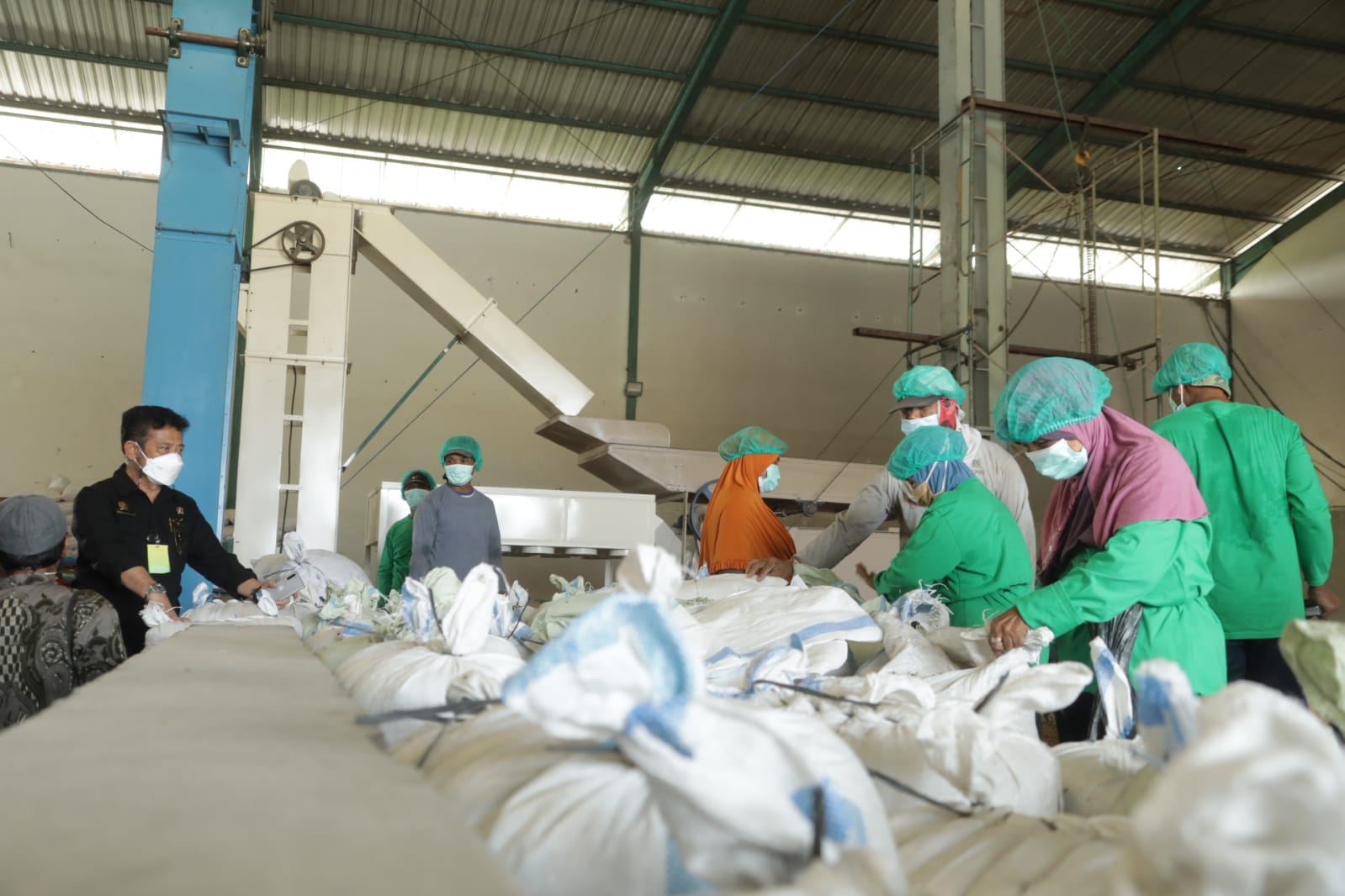 Menteri Pertanian (Mentan) Syahrul Yasin Limpo meninjau produksi padi di Rice milling Unit (RMU) Desa Toyogo, Kecamatan Sambungmacan, Kabupaten Sragen, Jawa Tengah