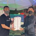 Penyerahan secara simbolik bantuan 200 paket isoman kepada warga sekitar Tanah Abang, Jakarta, Jumat (30/7).