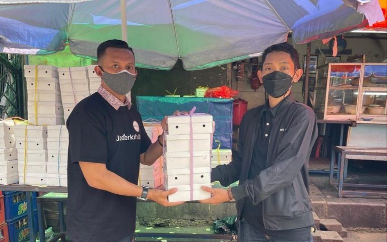 Penyerahan secara simbolik bantuan 200 paket isoman kepada warga sekitar Tanah Abang, Jakarta, Jumat (30/7).