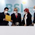 Komisaris Independen BSI, M. Arief Rosyid Hasan; Direktur Utama BSI, Hery Gunardi; Komisaris Independen BSI, Eko Suwardi, Direktur Compliance & Human Capital BSI, Tribuana Tunggadewi; dan Direktur Finance & Strategy BSI, Ade Cahyo Nugroho, sesaat sebelum Rapat Umum Pemegang Saham Luar Biasa (RUPSLB) BSI digelar, Selasa (24/8).