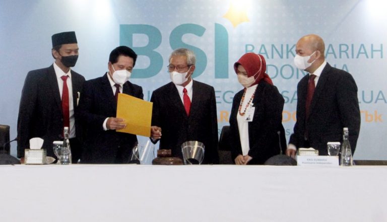 Komisaris Independen BSI, M. Arief Rosyid Hasan; Direktur Utama BSI, Hery Gunardi; Komisaris Independen BSI, Eko Suwardi, Direktur Compliance & Human Capital BSI, Tribuana Tunggadewi; dan Direktur Finance & Strategy BSI, Ade Cahyo Nugroho, sesaat sebelum Rapat Umum Pemegang Saham Luar Biasa (RUPSLB) BSI digelar, Selasa (24/8).