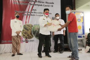 Menteri Pertanian (Mentan) Syahrul Yasin Limpo luncurkan ATM beras bersama dengan Walikota Solo Gibran Rakabuming Raka di Koramil 05 Pasar Kliwon,Surakarta, Kamis (19/8/21).