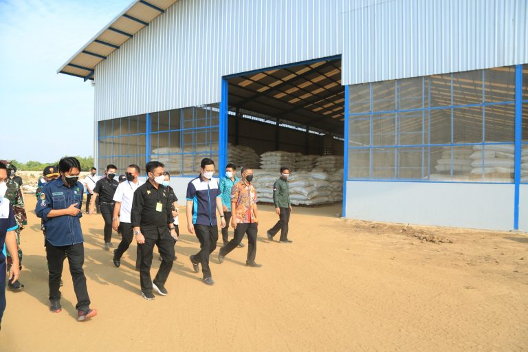 Menteri Pertanian (Mentan) Syahrul Yasin Limpo meninjau produksi padi di Rice milling Unit (RMU) Desa Toyogo, Kecamatan Sambungmacan, Kabupaten Sragen, Jawa Tengah