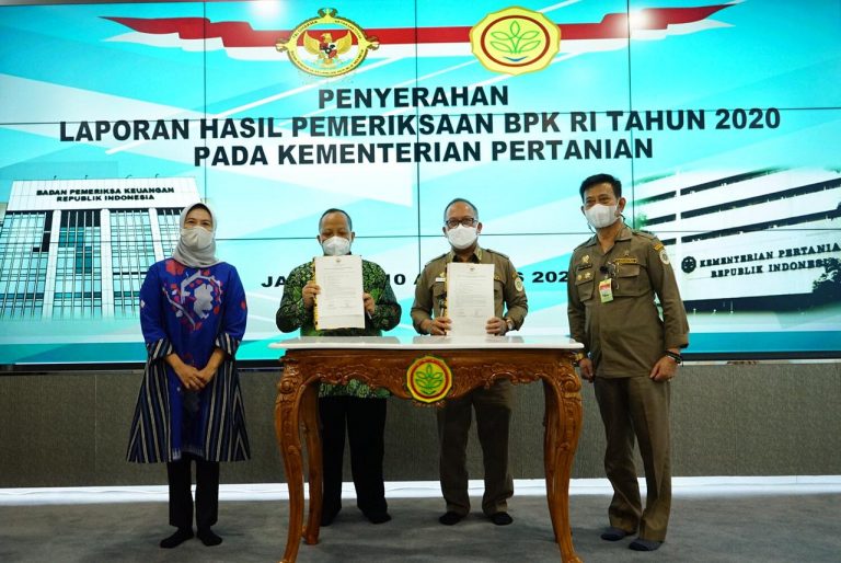 Penyerahan LHP BPK RI oleh Anggota BPK RI IV BPK Isma Yatun kepada Manteri Pertanian Syahrul Yasin Limpo.