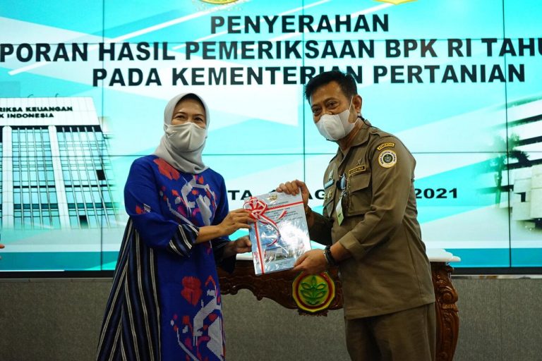 Penyerahan LHP BPK RI oleh Anggota BPK RI IV BPK Isma Yatun kepada Manteri Pertanian Syahrul Yasin Limpo. - keuanganonline.id