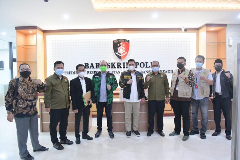Tiga Badan Otonom (Banom) PPP yaitu Generasi Muda Pembangunan Indonesia (GMPI), Gerakan Pemuda Ka'bah (GPK) dan Angkatan Muda Ka'bah (AMK) mendatangi Bareskrim Polri untuk melaporkan Youtuber Muhammad Kace atas dugaan penistaan terhadap agama Islam, Jakarta, Senin (23/8/2021).