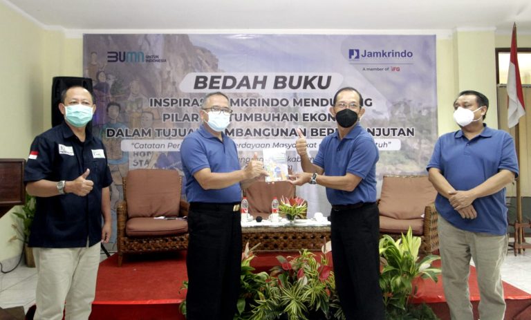 KOLABORASI-(Dari kiri) General Manager Badan Pengelola Ciletuh Pelabuhan Ratu UNESCO Global Geopark Dody Sumantri, Wakil Bupati Sukabumi  H. Iyos Somantri Direktur MSDM, Umum dan Kepatuhan PT Jamkrindo Sulis Usdoko, Asisten Deputi Bidang Tanggung Jawab Sosial dan Lingkungan(TJSL) Kementerian BUMN RI Agus Suharyono berbincang usai menjadi pembicara dalam Bedah Buku Inspirasi Jamkrindo Mendukung Pilar Pertumbuhan Ekonomi Dalam Tujuan Pembangunan Berkelanjutan di Sukabumi,Jawa Barat.