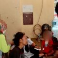 bu dan Balita Yang Dilumuri Cat Silver (Foto : Humas)