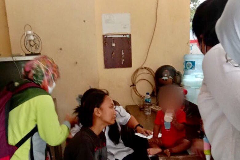 bu dan Balita Yang Dilumuri Cat Silver (Foto : Humas)
