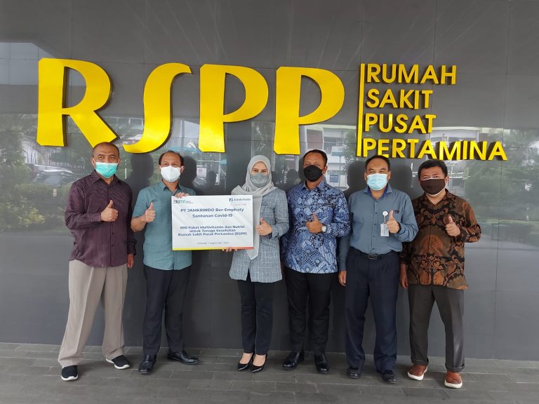 Simbolis penyerahan bantuan untuk tenaga kesehatan dilakukan oleh Ketua Tim Penanganan Covid-19 PT Jamkrindo Lusy Susanti kepada Direktur Operasional Medis Pertamedika IHC,  dr. Asep Saepul Rohmat, Sp.PD, KGEH dan disaksikan oleh Direktur Penunjang Medis RSPP dr. Ferry Murtopo, Sp.Rad di RSPP, Selasa 7 September 2021.
