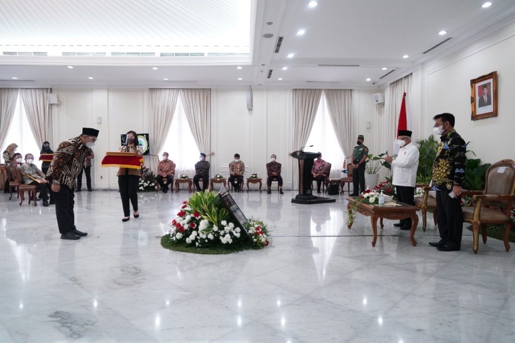Wakil Presiden RI, KH Maruf Amin didampingi Menteri Pertanuan RI, Syahrul Yasin Limpo dalam acara Penganugrahan Abdi Bakti Tani 2021