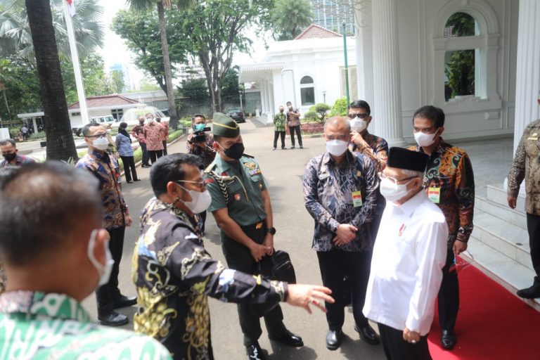 Wakil Presiden RI, KH Maruf Amin didampingi Menteri Pertanuan RI, Syahrul Yasin Limpo dalam acara Penganugrahan Abdi Bakti Tani 2021