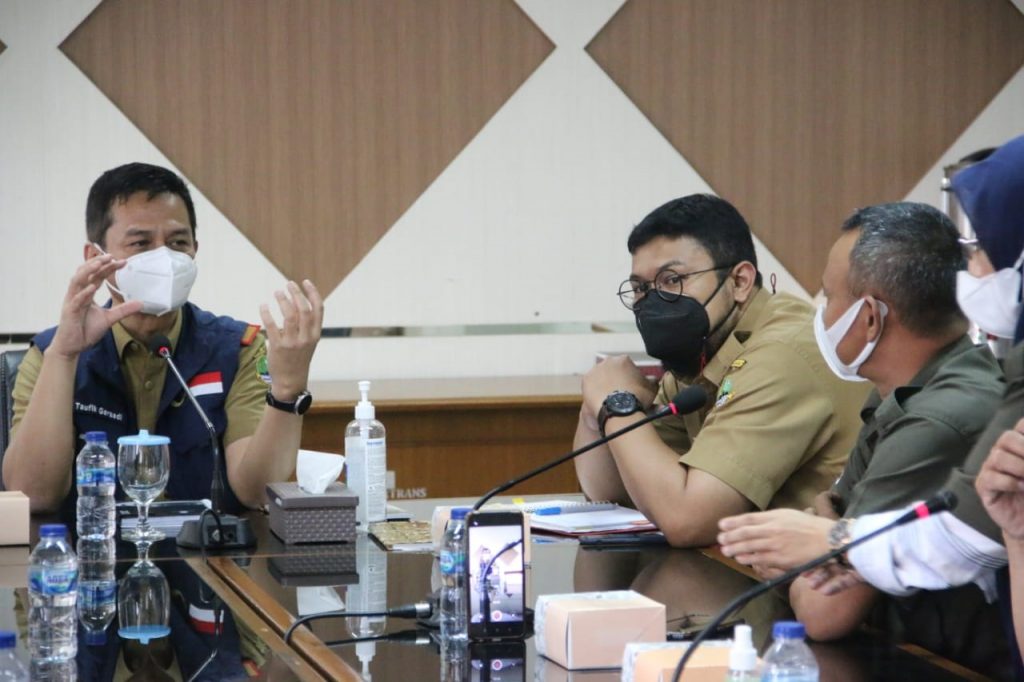 Bandung – Dewan Pimpinan Wilayah Garda Buruh Migran Indonesia (DPW Garda BMI) Jawa Barat melakukan pertemuan dengan Kepala Dinas Tenaga Kerja Provinsi Jawa Barat Ir. Rahmat Taufik Garnadi M.Si