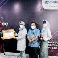 Simbolis Penghargaan BPEA 2021 diterima oleh Kepala Divisi Perencanaan Strategis Alia Nur Fitri, Kepala Divisi Manajemen Risiko, Pemeringkatan UMKM & Konsultasi Manajemen, Ceriandri Widuri beserta Sekretaris Perusahaan Abdul Bari.