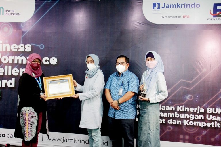Simbolis Penghargaan BPEA 2021 diterima oleh Kepala Divisi Perencanaan Strategis Alia Nur Fitri, Kepala Divisi Manajemen Risiko, Pemeringkatan UMKM & Konsultasi Manajemen, Ceriandri Widuri beserta Sekretaris Perusahaan Abdul Bari.