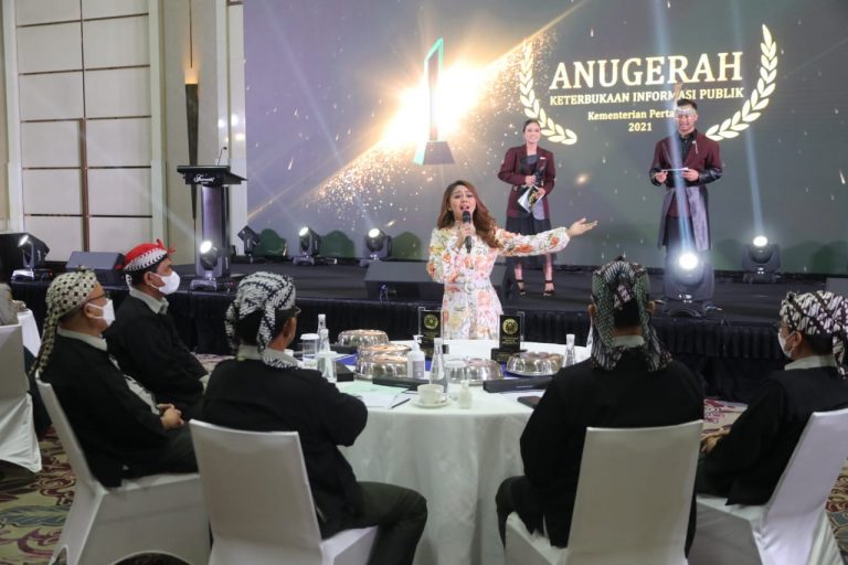 Jenita Janet didapuk menjadi “Duta Peternak Milenial” saat bertemu Menteri Pertanian, Syahrul Yasin Limpo dalam acara Penganugerahan Keterbukaan Informasi Publik Lingkup Kementan Tahun 2021.