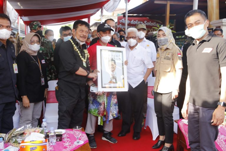 Mentan Syahrul Yasin Limpo saat memberikan arahannya pada peresmian Kampung Singkong di Desa Ledok, Kecamatan Argomulya, Salatiga, Selasa (12/10/21).