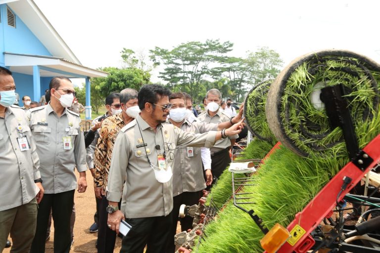 Mentan Syahrul Yasin Limpo saat uji coba Inovasi Teknologi Mekanisasi Pertanian Modern Untuk Lahan Kering di Balai Besar Pengembangan Mekanisasi Pertanian (BBP - Mektan) - Tangerang, Banten, Kamis, 21 Oktober 2021.