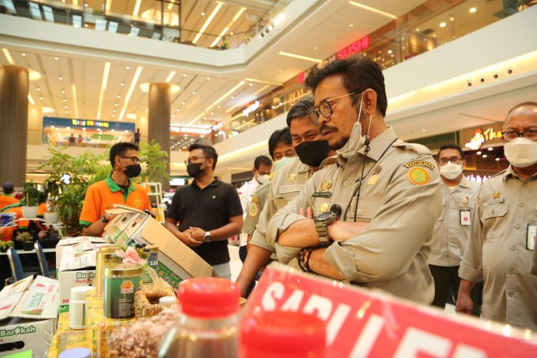 Mentan saat mengunjungi Pasar Tani Goes to Mall di Green Sedayu Mall, Jakarta Barat, Kamis, 21 Oktober 2021