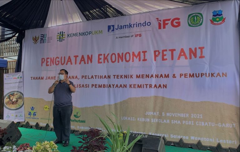 Sekretaris Perusahan PT Jamkrindo Abdul Bari saat membuka pelatihan pemberdayaan masyarakat di Cibatu, Kabupaten Garut, Jawa Barat.
