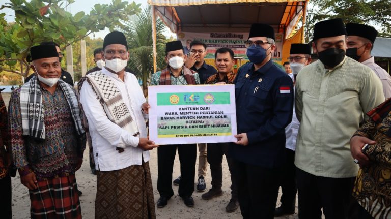 Wakil Menteri Pertanian (Wamentan) RI Harvick Hasnul Qolbi melakukan kunjungan kerja di Pondok Pesantren Nurul Yaqin di Kec. VII Koto, Kabupaten Padang Pariaman Provinsi Sumatera Barat.