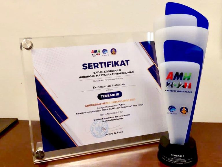 Kementerian Pertanian berhasil meraih penghargaan terbaik ketiga pada kategori Komunikasi Publik tingkat Kementerian/Lembaga, BUMN, BUMD dan Perguruan Tinggi Negeri di ajang Anugerah Media Humas (AMH) 2021.