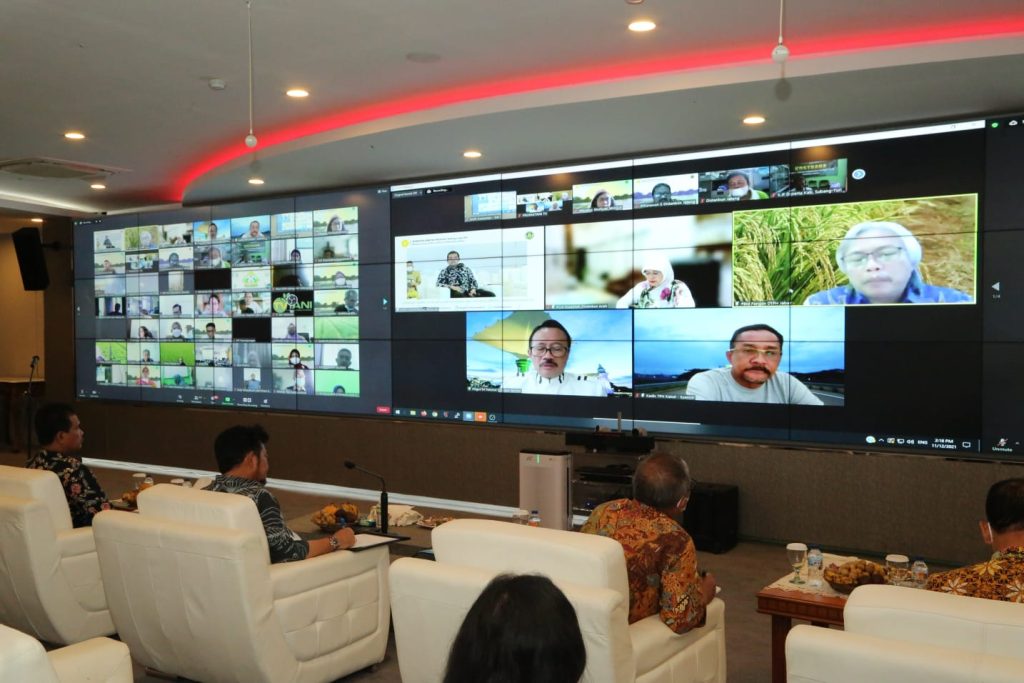 Menteri Pertanian, Syahrul Yasin Limpo saat menyampaikan arahan dalam Webinar bertajuk “Mapping Daerah Rawan Banjir dan Brigade La Nina” yang dilakukan secara virtual, Jumat, (12/11).