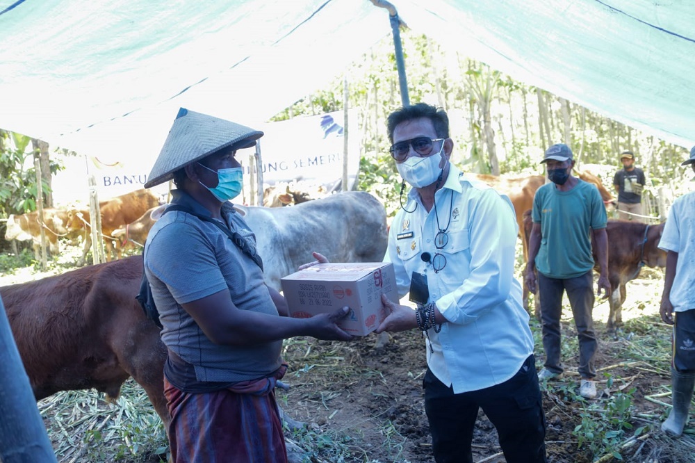 Menteri Pertanian Syahrul Yasin Limpo menyemangati sejumlah penduduk yang selamat dan mengungsi di Balai Desa Sumbermujur, Kecamatan Candipuro, Kabupaten Lumajang, Jawa Timur.
