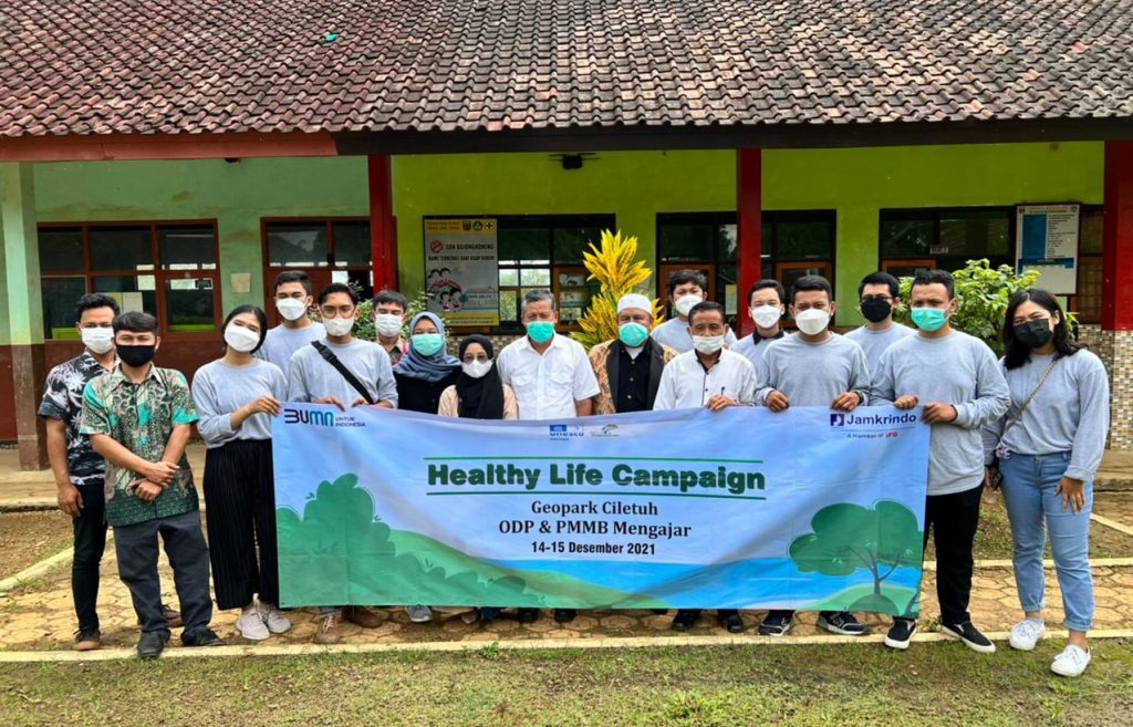 Millenial Jamkrindo saat melakukan kampanye Perilaku Hidup Bersih dan Sehat (PHBS) di sekolah-sekolah di wilayah Ciletuh Palabuhanratu Unesco Global Geopark (CPUGGp).