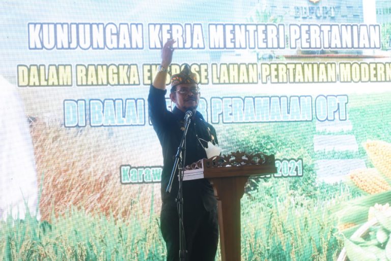 Menteri Pertanian Syahrul Yasin Limpo bersama Anggota Komite II DPD RI Daerah Pemilihan Jawa Barat, Amang Syafruddin melakukan kunjungan kerja di Kabupaten Karawang, Jawa Barat, Rabu (15/12/2021).