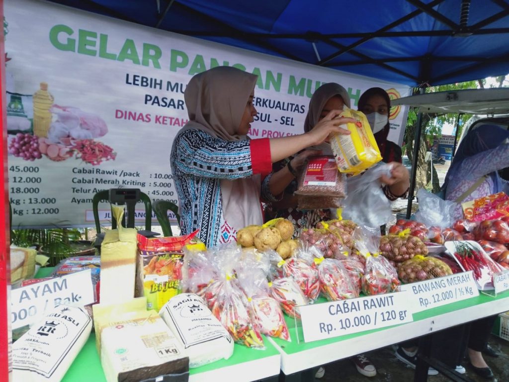 Jelang perayaan Natal 2021 dan Tahun Baru 2022 Pasar Mitra Tani/Toko Tani Indonesia Center (PMT/TTIC) yang ada di seluruh Indonesia terus menggelar pangan murah.