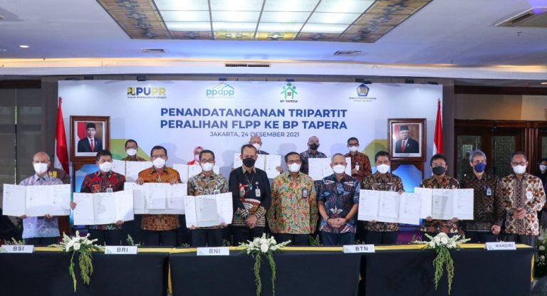 Penandatanganan Berita Acara Serah Terima (BAST) antara PPDPP dengan BP Tapera dan Perjanjian Tripartit bersama 48 Bank Pelaksana di Kampus Kementerian PUPR, Jumat (24/12/2021).