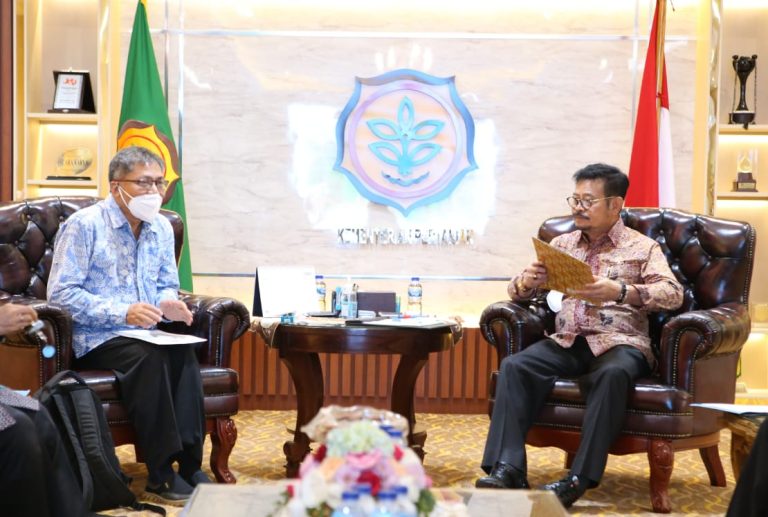 Menteri Pertanian Syahrul Yasin Limpo bersama Ketua Perhorti, Slamet Susanto di Kantor Kementan, Jakarta, Jumat, 7 Januari 2022.