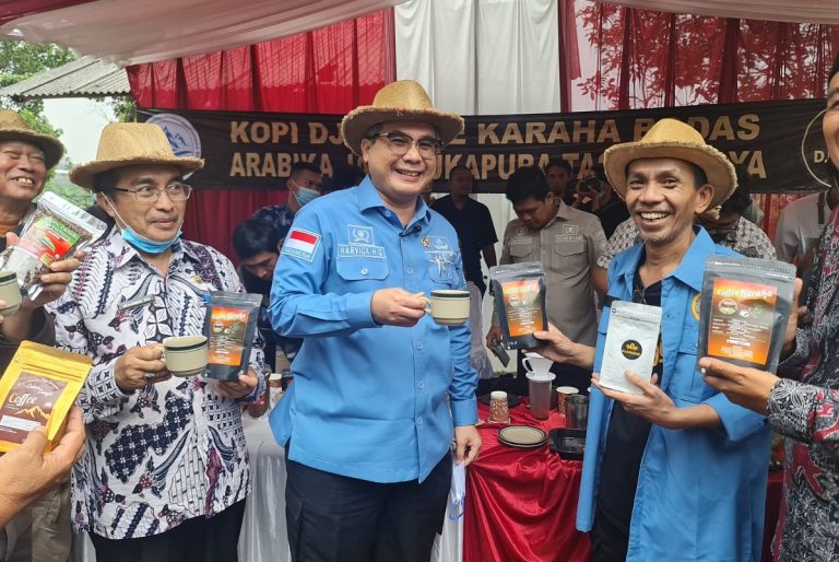 Wakil Menteri Pertanian Harvick Hasnul Qolbi saat meresmikan koperasi Produsen Karya Al Mahmud Mubarok (Kalam) yang bermarkas di Perum Balananjeur, Desa Sukamantri Kecamatan Ciawi, Kabupaten Tasikmalaya, Jawa Barat, Kamis (6/1/2022).